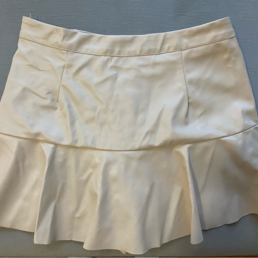 DO+BE PLEATHER SKIRT with RUFFLE TRIM